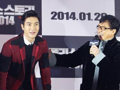 Lucunya Ketika Jackie Chan Berikan Kecupan untuk Siwon Super Junior!